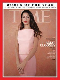 Viršelyje – žymios teisininkės Amal Clooney nuotrauka. Nuotraukoje liekna moteris vaizduojama iki kelių, ji dėvi švelniai rožinės spalvos kostiumėlį be rankovių, sunertas rankas laiko priekyje. Moters plaukai tamsiai rudi, palaidi, garbanos dengia kairį petį. Makiažas išryškina moters antakius, akis, lūpas, kurių spalva – ryškiai raudona. Už moters fone matyti rausvas užrašas „Time“. Užrašas viršelio viršuje nurodo leidimo seriją: „Women of the Year. 12 Leaders working toward More Equal World“ (Metų moterys. 12 lyderių, dirbančių tam, kad pasaulis taptų lygesnis). Kairėje pusėje pateikiamas viršeliui skirto straipsnio pavadinimas ir nurodoma jo autorė: „Human Rights Lawer Amal Clooney by Maria Ressa“ (Žmonių teisių gynėja Amal Clooney, autorė Maria Ressa).