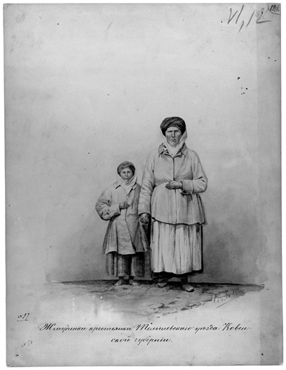 Realistinis, panašus į nuotrauką piešinys pieštuku, spalvintas akvarele, jo spalvos prislopintos. Autorius dailės mokytojas Čeglovas piešė jį iš natūros apie 1866-tus metus. Atsigręžusios į žiūrintįjį, susikibusios už rankų stovi nedidelė mergaitė ir už ją dviem galvomis aukštesnė vyresnė moteris, turbūt, motina ar močiutė. Kiekvienos galva apmuturiuota skara, galva ir kaklas apgaubti baltu audiniu taip, kad matomas tik veidas. Moters veido išraiška rūsti. Abiejų laisvosios rankos sulenktos tiesiu kampu ir pridėtos prie krūtinių. Abi vilki užsegtomis šviesiomis nedekoruotomis sermėgomis, matoma moters apatinio rūbo raudonai marginta apykaklė. Abi segi ilgais sijonais, mergaitės sijonas gelsvas languotas, moters sijonas tamsus, skersais dryžiais, ji ryši ir baltą prijuostę. Mergaitė basa, moters apavas nedetalizuotas. Po žemaičių kojomis rudai spalvinta žemė, nupiešti jos nelygumai, grumstai, fonas už moterų paspalvintas alyvine spalva maždaug iki pusės figūros aukščio, aukščiau fonas abstraktus ir nespalvintas. Apačioje dailininko parašas ir kaligrafinis užrašas rusų kalba „Žemaitės valstietės Kauno gubernijos Telšių apskrityje“.