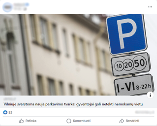 [Paveiksle pateikiamas melagingos naujienos stimulo pavyzdys „Facebook“ įrašo formatu. Pavaizduotos dvi tos pačios naujienos versijos su identiška iliustracija, tačiau skirtingu patiktukų skaičiumi (mažesnis ir didesnis) ir skirtingomis antraštėmis (neutralia ir sensacinga). Neutralios antraštės pavyzdys: „Vilniuje svarstoma nauja parkavimo tvarka: gyventojai gali netekti nemokamų vietų“, o sensacingos antraštės pavyzdys – „Dramatiški pokyčiai Vilniuje: nemokamos parkavimo vietos gali išnykti – laikas susirūpinti?“. Paveikslas iliustruoja manipuliaciją antraščių sensacingumu ir socialiniu pritarimu (patiktukų skaičiumi) eksperimente.]

