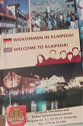 На фото 3 представлен билингвальный пересекающийся текст на немецком и английском языках в кабинете школы «Draugystės» (пример – плакат информативного характера). 