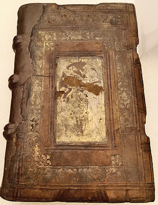 На иллюстрации представлено фото листов 135r и 135v, 136r и 136v, которые отличаются меньшим размеров от остальных листов экземпляра Псалтыри 1522 года из коллекции Библиотеки герцогини Анны Амалии в Веймаре. Фото автора.